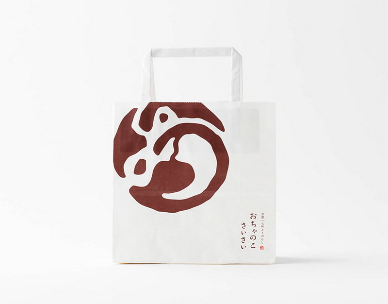 Неделя моды в Милане: Ирина Шейк вышла на подиум в пальто на голое тело